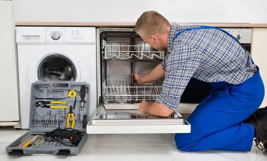 Bayraklı Silverline servisi teknisyen ekibi beyaz eşya tamiri yaparken